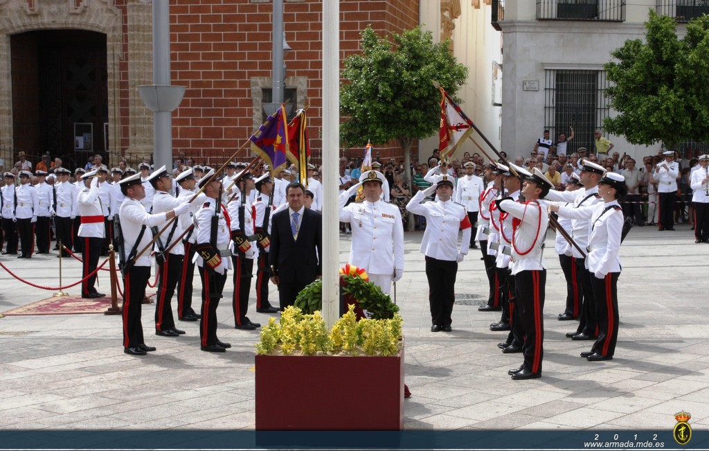 Homenaje a los Caídos y ofrenda realizada por el AJALDIZ y el Alcalde de San Fernando